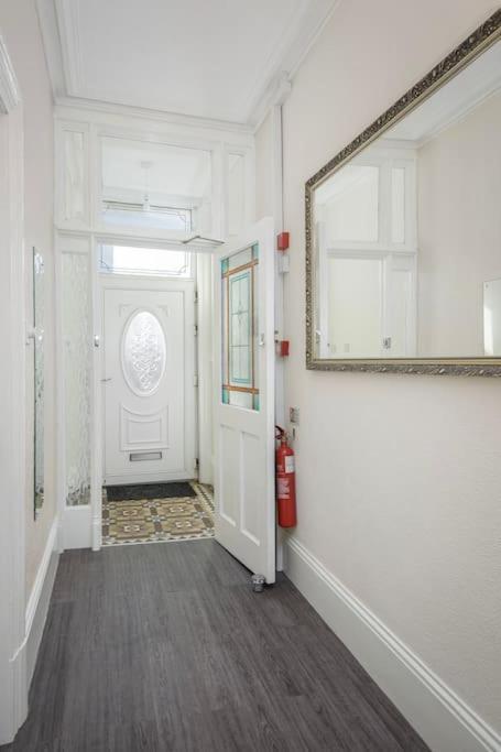 Barton Beachside - Stylish Studio Apartment, Double & Single - Central Beach & Promenade Location - Over 21'S, Family Friendly Only, Id Required Blackpool Eksteriør billede