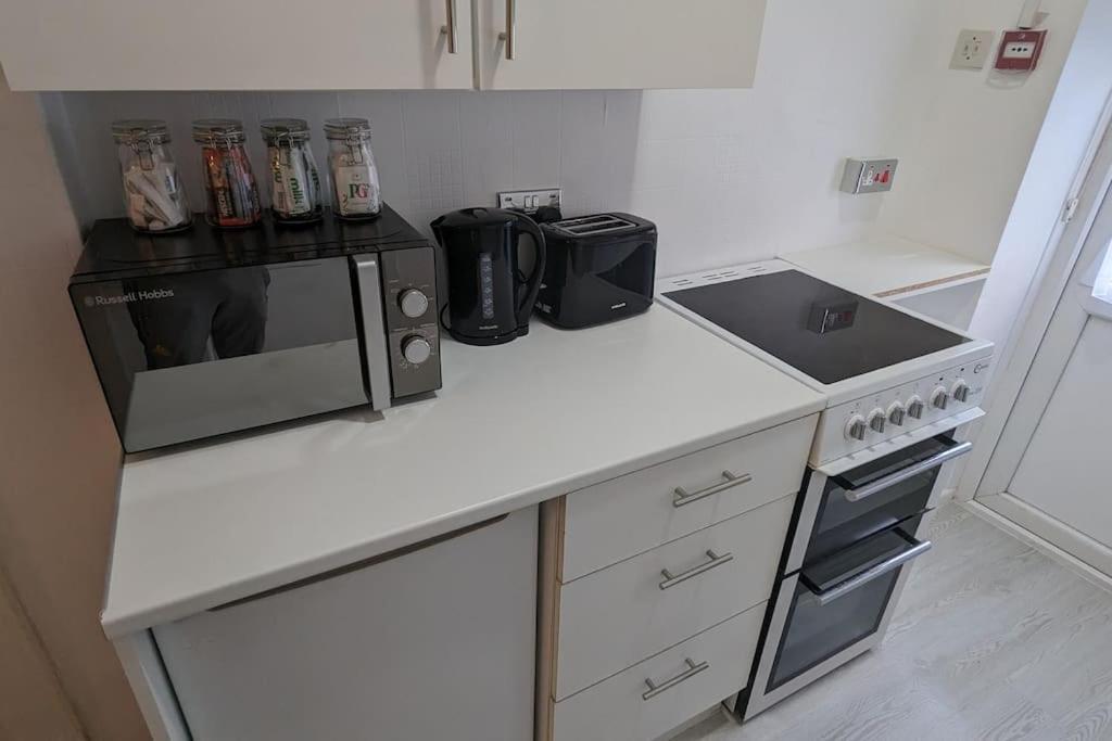 Barton Beachside - Stylish Studio Apartment, Double & Single - Central Beach & Promenade Location - Over 21'S, Family Friendly Only, Id Required Blackpool Eksteriør billede