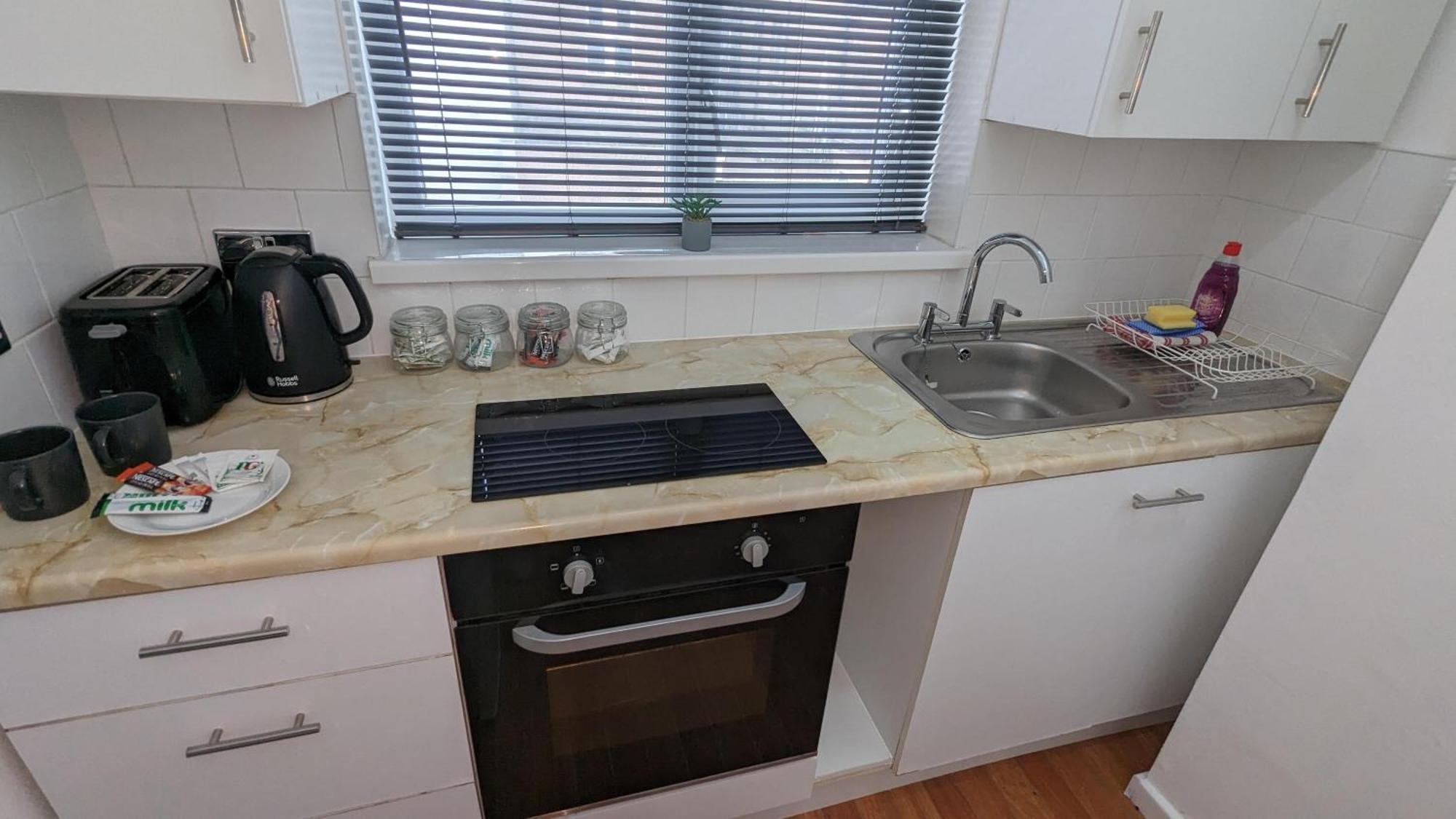Barton Beachside - Stylish Studio Apartment, Double & Single - Central Beach & Promenade Location - Over 21'S, Family Friendly Only, Id Required Blackpool Eksteriør billede
